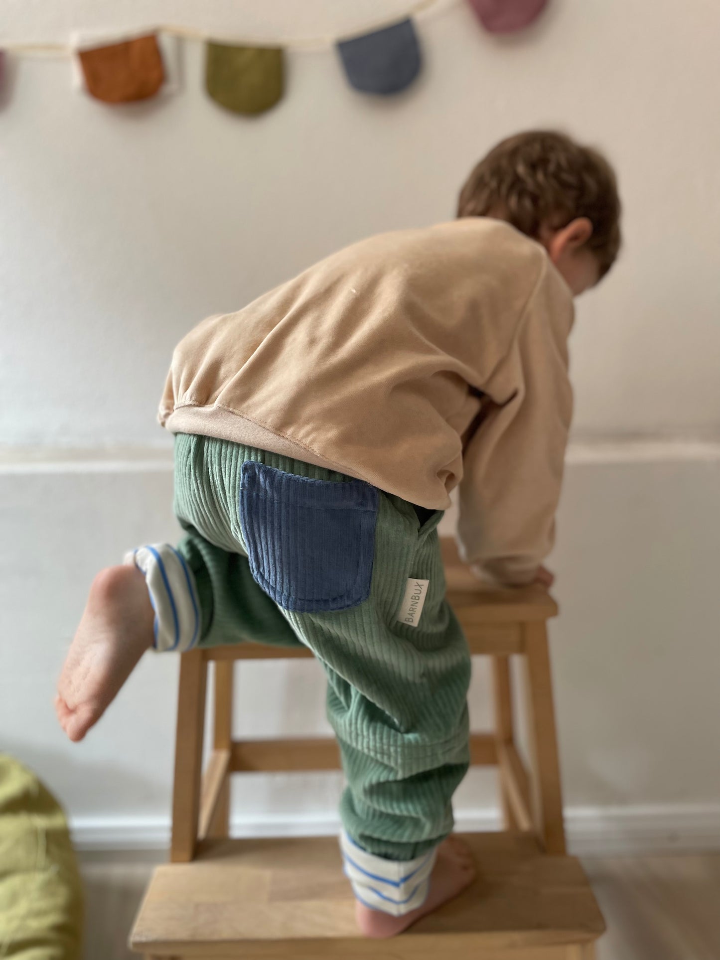 Faire Biobabymode mitwachsende Kinderhose Eukalyptus Steinblau I Bio Cordnicki